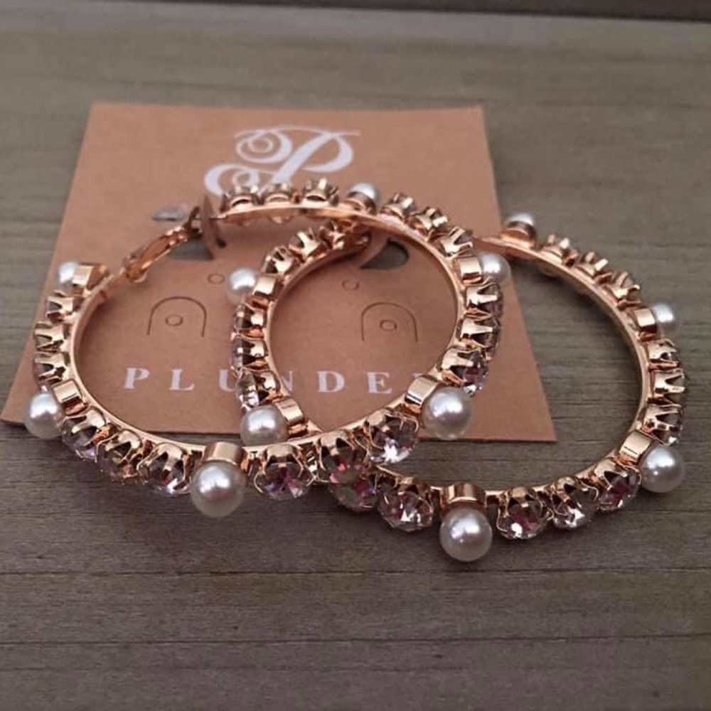 Earrings
Pearl& crystal hoops set in gold.2.5"